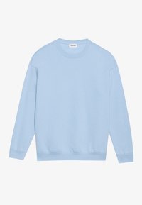 Světle modrý crewneck svetr s dlouhými rukávy, žebrovanými manžetami a lemem, vystavený na čistém bílém pozadí.