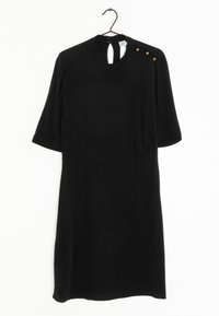 Černé šaty s vysokým kulatým výstřihem a krátkými rukávy, mají klíčovou dírku na zádech a tři zlaté knoflíky na ramenou.