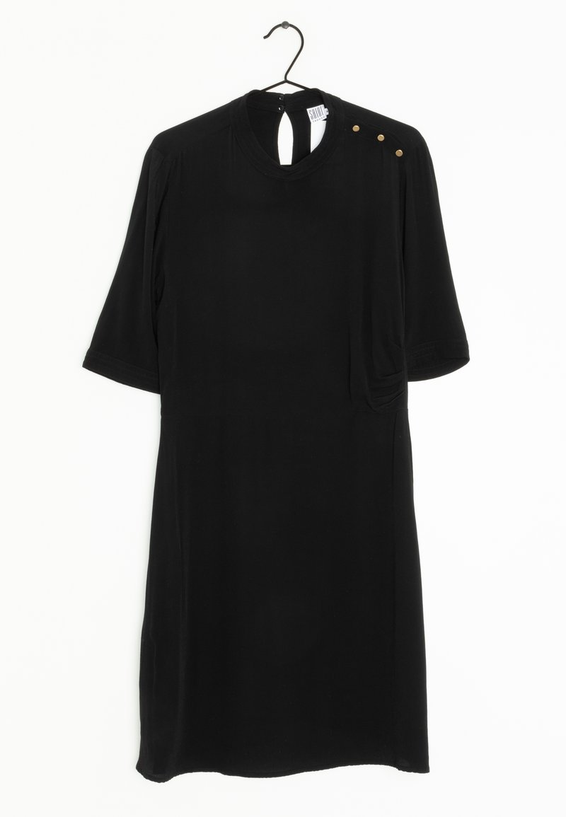 Černé šaty s vysokým kulatým výstřihem a krátkými rukávy, mají klíčovou dírku na zádech a tři zlaté knoflíky na ramenou.