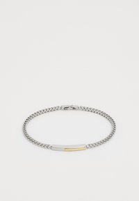Bracelet en chaîne argentée avec une barre rectangulaire mettant en valeur un accent doré et un fermoir sécurisé sur fond blanc.