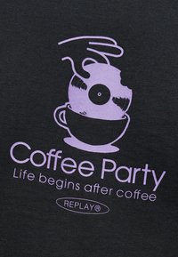 Χέρι που κρατάει μια βινυλιακή δίσκο πάνω από μια κούπα καφέ με κείμενο: «Coffee Party Η ζωή αρχίζει μετά τον καφέ REPLAY®.»