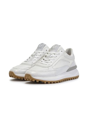 Weiße Leder-Sneaker mit strukturiertem Design, Schnürverschluss und Gummisohle mit hervorstehenden Noppen. Silberne Akzente an der Zunge.