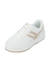 Zapatilla blanca con puntera perforada, franjas de acento beige, diseño de cordones y suela de goma texturizada. Presenta detalles de costura en la parte superior.