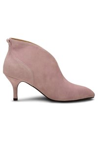 Bottine en daim rose clair avec un bout pointu et un talon fin, présentant une texture lisse et des détails discrets de couture sur le côté.