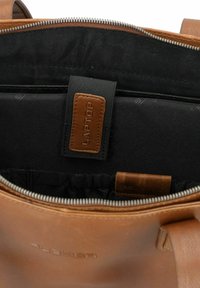 Braune Leder-Laptoptasche mit einem schwarzen Stoffinnenraum. Zu den Merkmalen gehören ein Reißverschluss, ein gepolstertes Laptopfach und geprägte Lederschildchen.