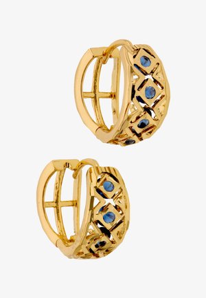 Gouden oorringen met geometrische uitsparingen, elk voorzien van drie kleine ronde blauwe edelstenen.