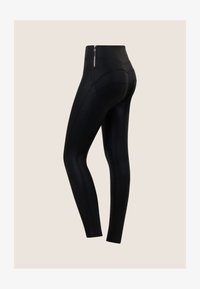 Selezionato, black coated