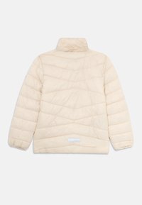 Giacca trapuntata color crema con colletto alto, polsini elasticizzati e cuciture orizzontali, vista dal retro su uno sfondo bianco puro.