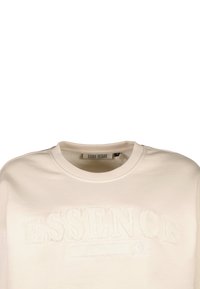 Lichte crème sweatshirt met ronde halslijn, voorzien van een textuurborduring met de tekst "ESSENCE OF NATURE" op de voorkant, gemaakt van zacht materiaal.
