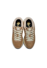 Sneaker in suede marrone con rivestimento in pelliccia beige, lacci beige e suole in gomma nera. Logo del marchio dorato sulla soletta. Silhouette classica.