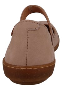 Zapato de ante rosa con parte trasera redondeada, correa ajustable y suela de goma color tan. Costuras visibles y textura suave. Sin cobertura en los dedos.