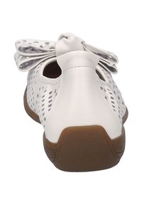 Weißer perforierter Lederschuh mit runder Form, der ein großes Schleifen-Detail auf der Rückseite und eine strukturiierte braune Gummisohle aufweist.