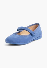 Pantofii plata din suede albastru, cu vârful rotunjit, curea elastică peste glezna piciorului și o talpă flexibilă. Textură netedă, cu detalii minime.