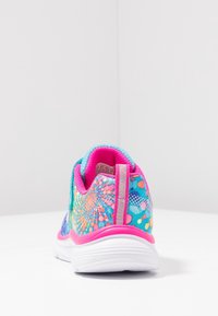 Kleurrijke sportieve schoen met een blauw, roze en multicolore patroon, met een gevoerde zool en een treklus op de hiel voor gemakkelijk aan- en uittrekken.