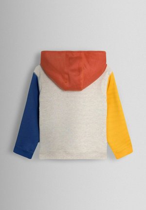 Mikina s kapucí s tělem světle šedé barvy, oranžovou kapucí a modrými a žlutými dlouhými rukávy. Bavlněný materiál s hladkou strukturou.