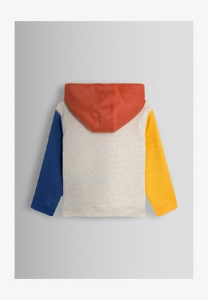 Kapucnis pulóver világosszürke testtel, narancssárga kapucnival, valamint kék és sárga hosszú ujjakkal. Pamut anyag, sima textúrával.