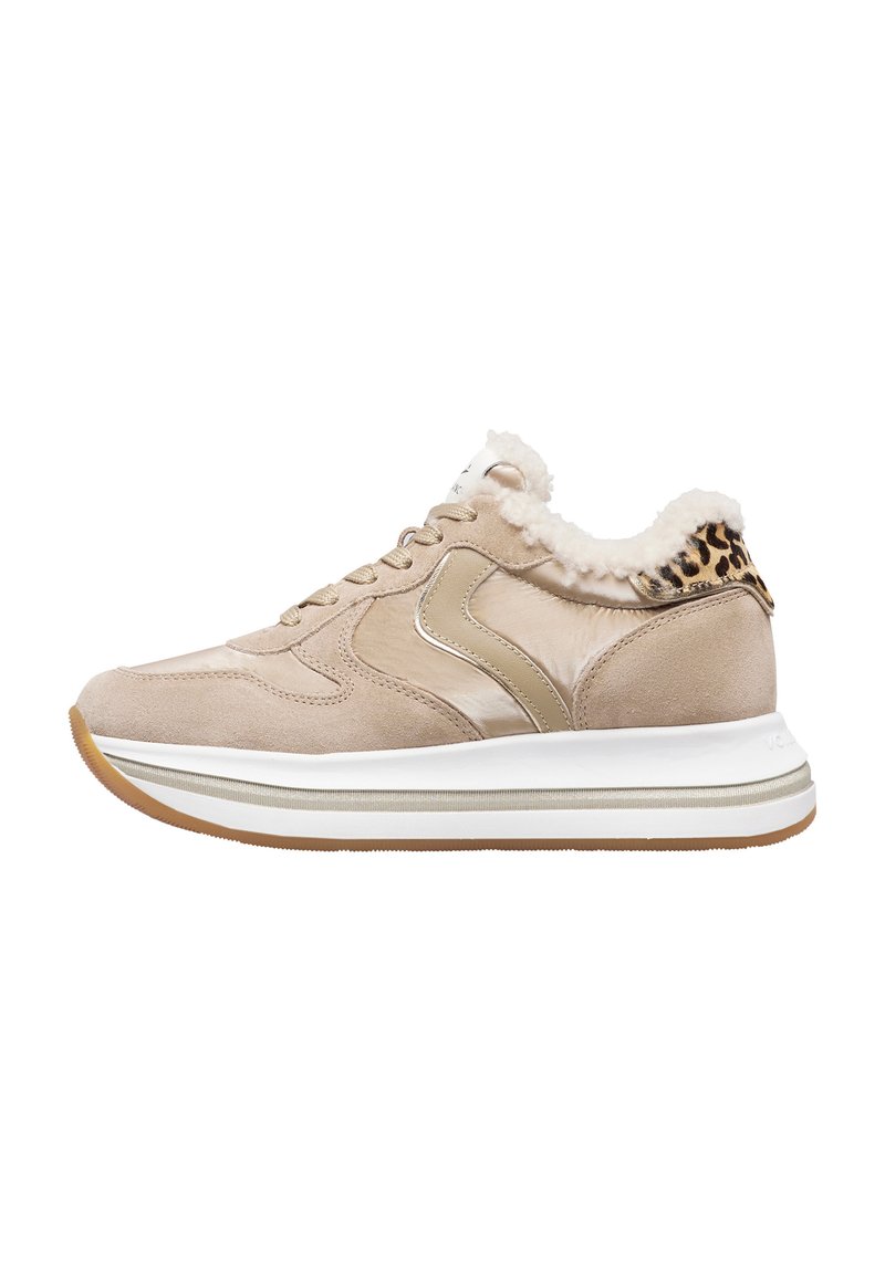 Sneaker in suede beige con suola in gomma bianca, collo in pelliccia morbida e dettagli in stampa leopardata sul tallone. Presenta dettagli metallici e lacci.