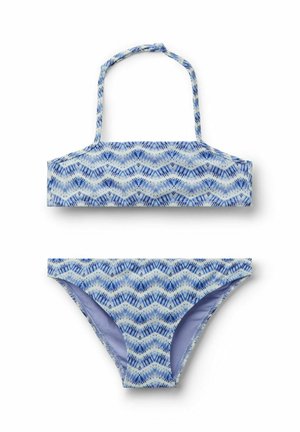 Blåt og hvidt zigzag-mønstret to-delt bikini med halterneck-strop og højt skåret bikiniunderdel, lagt fladt på hvid baggrund.