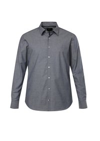 Camisa de botones de manga larga en azul oscuro con un patrón sutil, hecha de tela ligera, con un cuello clásico y cierre frontal de botones.