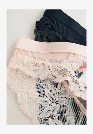 Trei perechi de lenjerie pentru femei: margini din dantelă roz, bleumarin cu accente florale și dantelă neagră. Include țesături texturate și modele variate.