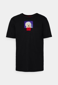 Camiseta de algodón negra con cuello redondo, que muestra un gráfico cuadrado de un perro blanco esponjoso y una etiqueta roja "HUGO" debajo.