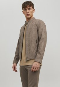 Jack & Jones JJEROCKY - Giacca in similpelle - dark brown