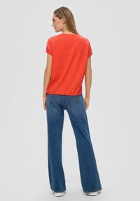 s.Oliver MIT ÜBERSCHNITTENEN SCHULTERN - T-Shirt basic - hellorange