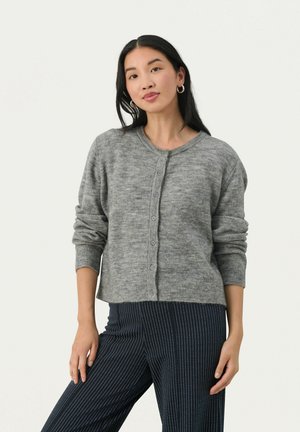 Grijze gebreide cardigan met een ronde halslijn, knoopsluiting, lange mouwen en geribbelde manchetten, gecombineerd met marineblauwe broek met streepjes.