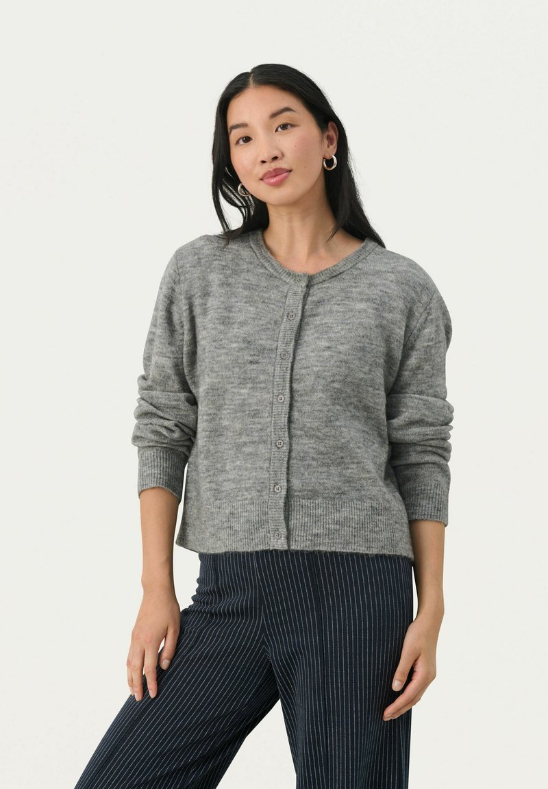 Cardigan gris en tricot avec un col rond, fermeture à boutons, manches longues et poignets côtelés, associé à un pantalon marine à rayures.