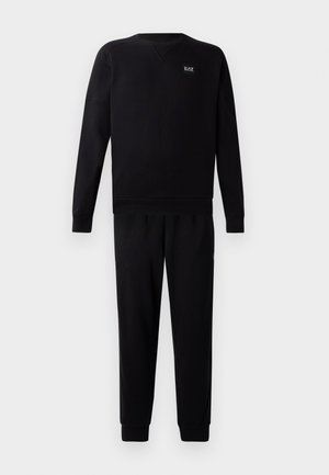 Set de hanorac și pantaloni negri, realizat dintr-un material moale. Hanoracul are un guler rotund și un logo subtil pe piept.