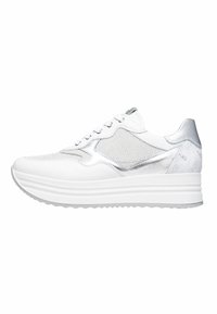 Sneaker bianco con accenti argentati, lati in mesh e pelle testurizzata. Presenta una suola spessa e stratificata e un design a punta rotonda con lacci.