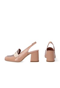 Slingback lodičky na nízkém podpatku v lesklé nude lakované kůži s vzorovanou špičkou a blokovým podpatkem, s kontrastním krémovým páskem.