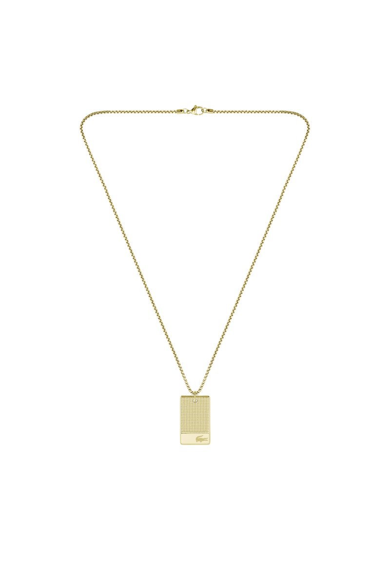 Collar en tono dorado con una cadena fina y un colgante rectangular que presenta una superficie texturizada y un logo grabado en la parte inferior.
