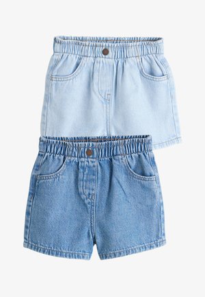 To par elastic waist denimshorts, én lyseblå og én mellemblå, begge med forlommer og knaplukning.