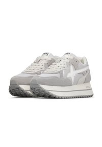 Un paio di sneaker blu e bianche con lacci, suola tassellata e logo sulla linguetta e sul lato, posizionate su uno sfondo bianco.