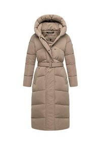 Beige gewatteerde jas met een capuchon, ceintuur in de taille en lange mouwen. Heeft gestikte panelen en twee zijzakken. Glad oppervlak.