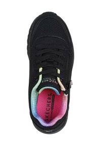 Zapatilla deportiva negra con parte superior perforada, plantilla con degradado colorido y cordones redondos, que presenta un cierre de cremallera en el lateral.