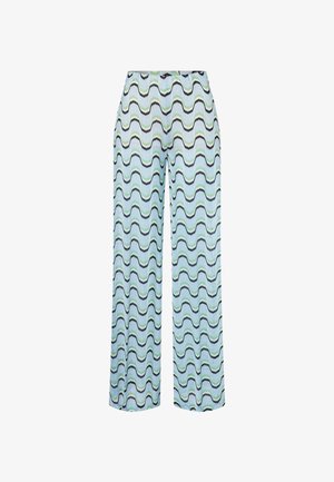 Lichtblauwe losse broek met een golvend zwart- en groen gestreept patroon en een elastische tailleband.