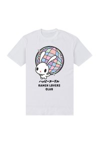 Camiseta blanca de algodón con un dibujo de un conejo de dibujos animados sosteniendo un globo colorido, con el texto "Club de Amantes del Ramen" en una fuente negra en negrita.