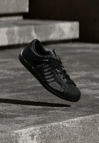 Избран, core black/grey five