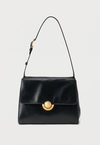 Sort læderhåndtaske med struktureret design, magnetlukning og en guldfarvet cirkulær detalje. Justerbar skulderrem medfølger.