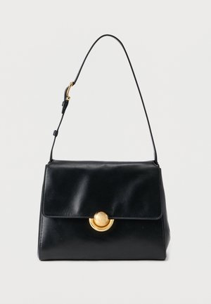 Sort læderhåndtaske med struktureret design, magnetlukning og en guldfarvet cirkulær detalje. Justerbar skulderrem medfølger.