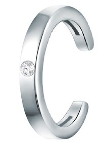 Sølvmanchet ring med glat, poleret overflade og en enkelt rund diamantaccent. Krumt design med åbne ender for justerbar pasform.