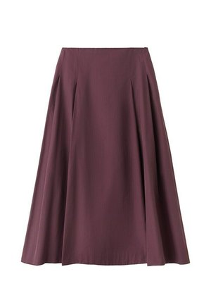 Falda línea A de longitud media en color ciruela profunda con pliegues sutiles y una cintura lisa, hecha de tela ligera.