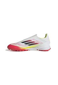 Weiße Fußballschuhe mit pinken und gelben Farbverlauf-Akzenten, ausgestattet mit einem Slip-On-Design, strukturiertem Obermaterial und einer geformten roten Außensohle mit Noppen.