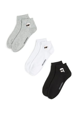 Drei Paar Knöchelsocken: grau, weiß und schwarz. Jede Socken hat ein Cartoon-Gesichtdesign und den Text "KARL LAGERFELD" an der Seite.