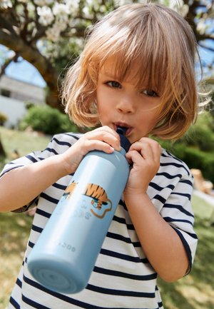 Niebieska butelka z wodą ze stali nierdzewnej z wzorem tygrysa oraz ciemnoniebieską słomką, trzymana przez dziecko w paskowanej koszulce na zewnątrz.