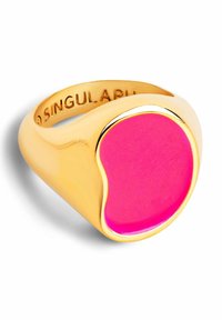 Anello d'oro con un accento rosa arrotondato. Design curvato presenta una finitura lucida, una texture liscia e il nome del marchio inciso all'interno della bande.