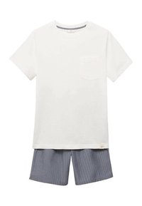 Hvid bomulds T-shirt med brystlomme, parret med navy og hvid-stribede shorts, der har blødt stof og en komfortabel pasform.