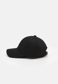 Cappellino da baseball nero in cotone, con visiera curva e cinturino regolabile con fibbia in metallo sul retro.